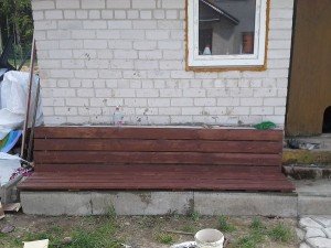 Apkalame lentomis betoninį suolelį.